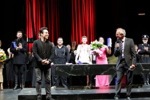 Jeongki Cho, Norbert Pabelick (Freunde der Kölner Oper e. V.), im Hintergrund: Lucas Singer (Cesare Angelotti), Dimitri Platanias (Scarpia), Dmytro Popov (Mario Cavaradossi), Adina Aaron (Floria Tosca), Martin Koch (Spoletta), Chor der Oper Köln; Foto © Paul Leclaire